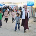 Gamze Özçelik Instagram - Her fotograf, her gülüş ayrı bir hikaye yazdı gönlüme. Sanki an içinde an yaşandı da, biz kısa bir süreliğine farklı bir boyuta geçtik. İçinde savaş, babasızlık, yalnızlık, yokluk ve sığınma vardı ama biz sadece güneşi, gülüşleri, güzelliği görüyorduk. Masmaviydi gökyüzü, yemyeşildi dünya.. 💚💙 @umudakosanlar #Syria #İdlib #Love #Orphan #Orphanage #SavaşınÇocukları 📷: @yavuzatalaycomtr İdlib, Suriye