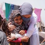 Gamze Özçelik Instagram - Bu Ramazan’da da kimse sahura yalnız uyanmasın, iftarını yoklukla yapmasın diye ekipçe yollarda olacağız inşaAllah. Sizin de bizi yine yalnız bırakmayacağınızı çok iyi biliyoruz. 🌹 Hoş gelmiş RAMAZAN hanemize, günümüze, gecemize, gönlümüze ♥️ @umudakosanlar 🌐www.umudakosanlar.org.tr 📷: @saidtetik