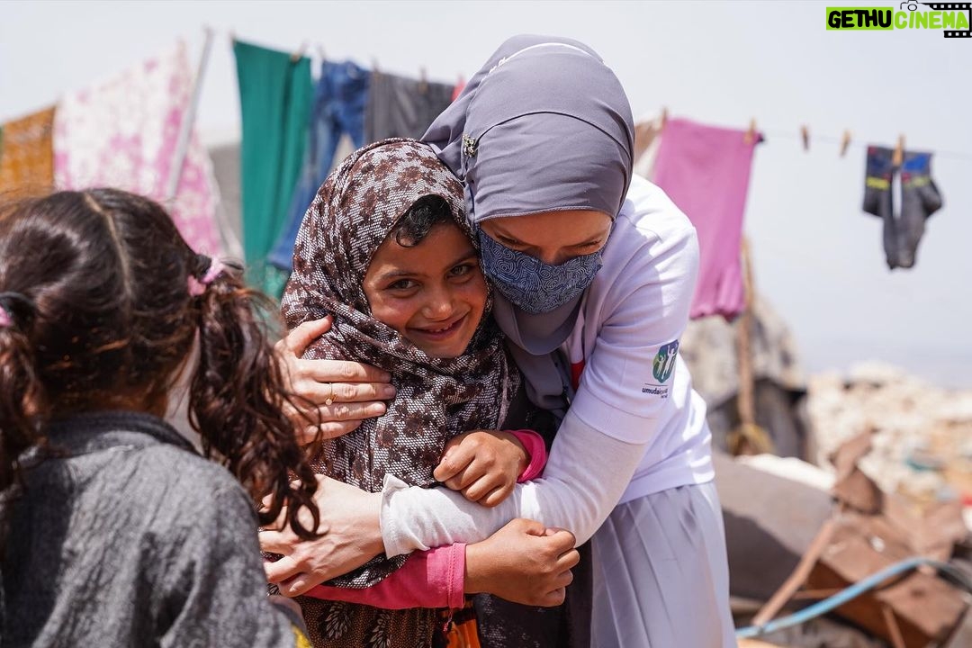 Gamze Özçelik Instagram - Bu Ramazan’da da kimse sahura yalnız uyanmasın, iftarını yoklukla yapmasın diye ekipçe yollarda olacağız inşaAllah. Sizin de bizi yine yalnız bırakmayacağınızı çok iyi biliyoruz. 🌹 Hoş gelmiş RAMAZAN hanemize, günümüze, gecemize, gönlümüze ♥️ @umudakosanlar 🌐www.umudakosanlar.org.tr 📷: @saidtetik