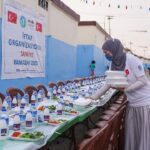 Gamze Özçelik Instagram - Bu Ramazan’da da kimse sahura yalnız uyanmasın, iftarını yoklukla yapmasın diye ekipçe yollarda olacağız inşaAllah. Sizin de bizi yine yalnız bırakmayacağınızı çok iyi biliyoruz. 🌹 Hoş gelmiş RAMAZAN hanemize, günümüze, gecemize, gönlümüze ♥️ @umudakosanlar 🌐www.umudakosanlar.org.tr 📷: @saidtetik