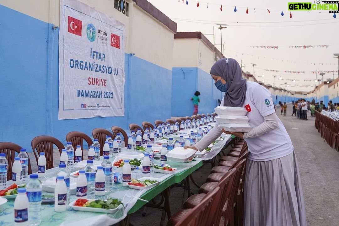 Gamze Özçelik Instagram - Bu Ramazan’da da kimse sahura yalnız uyanmasın, iftarını yoklukla yapmasın diye ekipçe yollarda olacağız inşaAllah. Sizin de bizi yine yalnız bırakmayacağınızı çok iyi biliyoruz. 🌹 Hoş gelmiş RAMAZAN hanemize, günümüze, gecemize, gönlümüze ♥️ @umudakosanlar 🌐www.umudakosanlar.org.tr 📷: @saidtetik