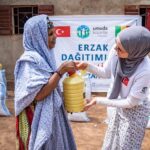 Gamze Özçelik Instagram - Bu Ramazan’da da kimse sahura yalnız uyanmasın, iftarını yoklukla yapmasın diye ekipçe yollarda olacağız inşaAllah. Sizin de bizi yine yalnız bırakmayacağınızı çok iyi biliyoruz. 🌹 Hoş gelmiş RAMAZAN hanemize, günümüze, gecemize, gönlümüze ♥️ @umudakosanlar 🌐www.umudakosanlar.org.tr 📷: @saidtetik