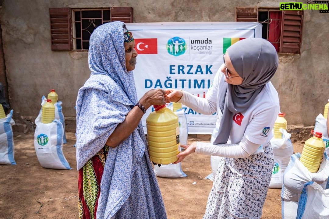 Gamze Özçelik Instagram - Bu Ramazan’da da kimse sahura yalnız uyanmasın, iftarını yoklukla yapmasın diye ekipçe yollarda olacağız inşaAllah. Sizin de bizi yine yalnız bırakmayacağınızı çok iyi biliyoruz. 🌹 Hoş gelmiş RAMAZAN hanemize, günümüze, gecemize, gönlümüze ♥️ @umudakosanlar 🌐www.umudakosanlar.org.tr 📷: @saidtetik
