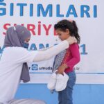 Gamze Özçelik Instagram - Bu Ramazan’da da kimse sahura yalnız uyanmasın, iftarını yoklukla yapmasın diye ekipçe yollarda olacağız inşaAllah. Sizin de bizi yine yalnız bırakmayacağınızı çok iyi biliyoruz. 🌹 Hoş gelmiş RAMAZAN hanemize, günümüze, gecemize, gönlümüze ♥️ @umudakosanlar 🌐www.umudakosanlar.org.tr 📷: @saidtetik
