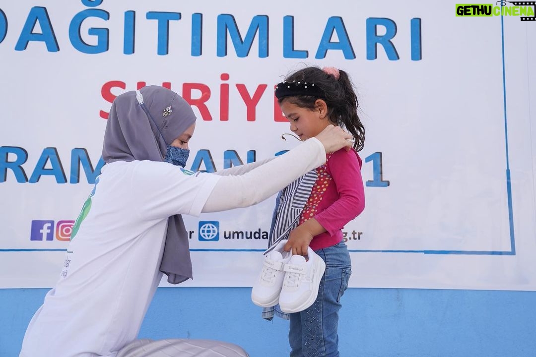 Gamze Özçelik Instagram - Bu Ramazan’da da kimse sahura yalnız uyanmasın, iftarını yoklukla yapmasın diye ekipçe yollarda olacağız inşaAllah. Sizin de bizi yine yalnız bırakmayacağınızı çok iyi biliyoruz. 🌹 Hoş gelmiş RAMAZAN hanemize, günümüze, gecemize, gönlümüze ♥️ @umudakosanlar 🌐www.umudakosanlar.org.tr 📷: @saidtetik