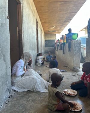 Gamze Özçelik Instagram - Sizi çok özledim çocuklar..🤍 Kahkahalarınızı, saflığınızı, sarılmalarınızı…

@umudakosanlar #UmudaKosanlar #Orphan #Orphanage #Tanzania

📷: @saidtetik