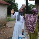 Gamze Özçelik Instagram - Bu sene Kurban Bayramını Afrika’da geçirdiğim 5. senem oldu. İlk sene Sudan, 2. sene Somali, 3.,4. sene Tanzanya derken bu seneyi de Togo’da geçirmek nasip oldu. Umuda Koşanlar olarak ise 8 ülkede 12 bölgedeydik. Bilenler bilir kurban bayramı bizim için hem operasyonel, hem saha açısından gerçekten çok ama çok zordur. O kadar risk taşır ki saymakla bitmez. Bu seneyi de Elhamdulillah büyük bir problem yaşamadan tamamladık. Ekibimiz gerçekten hem içeride hem dışarıda büyük bir özveri ile çalıştı. Hepsine ne kadar teşekkür etsem az. Stresten biraz sizi kırdığım zamanlar olduysa hakkınızı helal edin. Zordu ama onbinlerce insanın duası olduk. Sizi seviyorum yol arkadaşlarım. İyi ki varsınız 💚💙… @umudakosanlar #UmudaKosanlar #Kurban2021 Sokode, Togo, West Africa