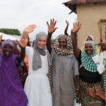 Gamze Özçelik Instagram - Bu sene Kurban Bayramını Afrika’da geçirdiğim 5. senem oldu. İlk sene Sudan, 2. sene Somali, 3.,4. sene Tanzanya derken bu seneyi de Togo’da geçirmek nasip oldu. Umuda Koşanlar olarak ise 8 ülkede 12 bölgedeydik. Bilenler bilir kurban bayramı bizim için hem operasyonel, hem saha açısından gerçekten çok ama çok zordur. O kadar risk taşır ki saymakla bitmez. Bu seneyi de Elhamdulillah büyük bir problem yaşamadan tamamladık. Ekibimiz gerçekten hem içeride hem dışarıda büyük bir özveri ile çalıştı. Hepsine ne kadar teşekkür etsem az. Stresten biraz sizi kırdığım zamanlar olduysa hakkınızı helal edin. Zordu ama onbinlerce insanın duası olduk. Sizi seviyorum yol arkadaşlarım. İyi ki varsınız 💚💙… @umudakosanlar #UmudaKosanlar #Kurban2021 Sokode, Togo, West Africa
