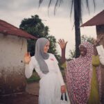 Gamze Özçelik Instagram - Bu sene Kurban Bayramını Afrika’da geçirdiğim 5. senem oldu. İlk sene Sudan, 2. sene Somali, 3.,4. sene Tanzanya derken bu seneyi de Togo’da geçirmek nasip oldu. Umuda Koşanlar olarak ise 8 ülkede 12 bölgedeydik. Bilenler bilir kurban bayramı bizim için hem operasyonel, hem saha açısından gerçekten çok ama çok zordur. O kadar risk taşır ki saymakla bitmez. Bu seneyi de Elhamdulillah büyük bir problem yaşamadan tamamladık. Ekibimiz gerçekten hem içeride hem dışarıda büyük bir özveri ile çalıştı. Hepsine ne kadar teşekkür etsem az. Stresten biraz sizi kırdığım zamanlar olduysa hakkınızı helal edin. Zordu ama onbinlerce insanın duası olduk. Sizi seviyorum yol arkadaşlarım. İyi ki varsınız 💚💙… @umudakosanlar #UmudaKosanlar #Kurban2021 Sokode, Togo, West Africa