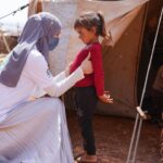 Gamze Özçelik Instagram - Tüm karanlıklara rağmen yaşadığım bu aşk ve oğlum, her gün heyecanla ayağa kalma sebebim ♥️ Elhamdulillah @umudakosanlar #UmudaKosanlar #Syria #Love #İdlib 📷: @saidtetik İdlib, Suriye