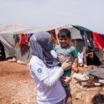 Gamze Özçelik Instagram - Tüm karanlıklara rağmen yaşadığım bu aşk ve oğlum, her gün heyecanla ayağa kalma sebebim ♥️ Elhamdulillah @umudakosanlar #UmudaKosanlar #Syria #Love #İdlib 📷: @saidtetik İdlib, Suriye