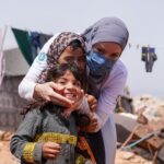 Gamze Özçelik Instagram - Tüm karanlıklara rağmen yaşadığım bu aşk ve oğlum, her gün heyecanla ayağa kalma sebebim ♥️ Elhamdulillah @umudakosanlar #UmudaKosanlar #Syria #Love #İdlib 📷: @saidtetik İdlib, Suriye
