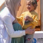 Gamze Özçelik Instagram - Ramazan ayının bereketi ve huzurunda buluştuk. Sevgi ve emekle iyileştik.♥️ ‘İyilikte Buluşalım’ diyerek yola çıktığımız bu ayda, 14 ülkede gülümsemelere vesile olabilmek için koşturduk.. Sen de bizi hiç yalnız bırakmadın Umut Koşucusu.. Dualara hep birlikte ortak olduk. O yüzden de, bu bayram hepimizin..🎈 @umudakosanlar #UmudaKosanlar #Ramazan2023 #İyilikteBulusuyoruz 📹: @hilalunee