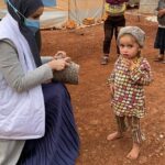 Gamze Özçelik Instagram - Bazı fotoğrafların hikayesi ayrı anlatılmalı bence.. Bu yollara gönül vermiş belki yüzbinlerce kişiyiz. Ama bitmiyor. Yokluk, ihtiyaçlar, yalnızlık, savaş bitmiyor.. Kafasını kapıyorsun ayağı açık kalıyor, karnını doyuruyorsun birileri geliyor ailesinden koparıyor.. bitmiyor.. Birlik olmadıkça, sesleri yetirince duyuramadıkça, bencillikten kurtulmadıkça, bizler sonuna kadar israfa devam ettikçe, çıkar ilişkileri sürdükçe de bitmeyecek. Her şey Allah ın ‘ OL! ’ demesine bağlı iken büyük bir çoğumuz bu gidişle bize verilen sınavı verenlerden olamayacağız maalesef.. ‘Allah’ım hayırda yolumuzu açık eyle, ayaklarımızı her daim yolunda sabit kıl. Bize birlik beraberlik nasip eyle.’ Amin 🌹 @umudakosanlar #UmudaKosanlar #İdlib #Syria . 📸; @huseyinbrcan