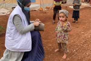 Gamze Özçelik Instagram - Bazı fotoğrafların hikayesi ayrı anlatılmalı bence.. Bu yollara gönül vermiş belki yüzbinlerce kişiyiz. Ama bitmiyor. Yokluk, ihtiyaçlar, yalnızlık, savaş bitmiyor.. Kafasını kapıyorsun ayağı açık kalıyor, karnını doyuruyorsun birileri geliyor ailesinden koparıyor.. bitmiyor..
Birlik olmadıkça, sesleri yetirince duyuramadıkça, bencillikten kurtulmadıkça, bizler sonuna kadar israfa devam ettikçe, çıkar ilişkileri sürdükçe de bitmeyecek. Her şey Allah ın ‘ OL! ’ demesine bağlı iken büyük bir çoğumuz bu gidişle bize verilen sınavı verenlerden olamayacağız maalesef.. 
‘Allah’ım hayırda yolumuzu açık eyle, ayaklarımızı her daim yolunda sabit kıl. Bize birlik beraberlik nasip eyle.’ 
Amin 🌹
@umudakosanlar #UmudaKosanlar #İdlib #Syria 
.
📸; @huseyinbrcan