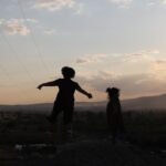Gamze Özçelik Instagram - Ben bu çocukları tanıyorum.. Bizdik onlar.. Büyüdükçe neden değişiriz? Neden eleştiren, karşısındakinden memnun olmayan ve değiştirmeye çalışan insanlara dönüşürüz? Oğul Murathan ve arkadaşı Hanne’nin yaşadıkları anları ve fotoğraflarını gördükten sonra uzun düşüncelere daldım. Herşey nasıl da olduğu gibi.. Zıplıyorlar, tırmanıyorlar, çilek sepetini beraber taşıyorlar ve sadece o anı yaşıyorlar. Birbirleriyle ilgili bir dertleri yok, beklentileri yok. Murathan kendi gibi, Hanne kendi gibi.. Nasıl güzel.. Masal gibi💙 İçimizdeki çocuğu hiç kaybetmediğimiz bir ömür duasıyla..🎈 #Love #Life . 📷: @saidtetik