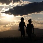 Gamze Özçelik Instagram - Ben bu çocukları tanıyorum.. Bizdik onlar.. Büyüdükçe neden değişiriz? Neden eleştiren, karşısındakinden memnun olmayan ve değiştirmeye çalışan insanlara dönüşürüz? Oğul Murathan ve arkadaşı Hanne’nin yaşadıkları anları ve fotoğraflarını gördükten sonra uzun düşüncelere daldım. Herşey nasıl da olduğu gibi.. Zıplıyorlar, tırmanıyorlar, çilek sepetini beraber taşıyorlar ve sadece o anı yaşıyorlar. Birbirleriyle ilgili bir dertleri yok, beklentileri yok. Murathan kendi gibi, Hanne kendi gibi.. Nasıl güzel.. Masal gibi💙 İçimizdeki çocuğu hiç kaybetmediğimiz bir ömür duasıyla..🎈 #Love #Life . 📷: @saidtetik