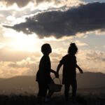 Gamze Özçelik Instagram - Ben bu çocukları tanıyorum.. Bizdik onlar.. Büyüdükçe neden değişiriz? Neden eleştiren, karşısındakinden memnun olmayan ve değiştirmeye çalışan insanlara dönüşürüz? Oğul Murathan ve arkadaşı Hanne’nin yaşadıkları anları ve fotoğraflarını gördükten sonra uzun düşüncelere daldım. Herşey nasıl da olduğu gibi.. Zıplıyorlar, tırmanıyorlar, çilek sepetini beraber taşıyorlar ve sadece o anı yaşıyorlar. Birbirleriyle ilgili bir dertleri yok, beklentileri yok. Murathan kendi gibi, Hanne kendi gibi.. Nasıl güzel.. Masal gibi💙 İçimizdeki çocuğu hiç kaybetmediğimiz bir ömür duasıyla..🎈 #Love #Life . 📷: @saidtetik