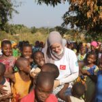 Gamze Özçelik Instagram - Bazen dünyaları sererler önüne kalbinde en ufak kıpırdama hissedemezsin. Bazen de bir çok insan için küçücük olacak bir şey kalbini öyle attırır ki nefes alamazsın. Alır seni nice yaşanmışlığa götürür. İşte yalnız kalplerin tek sahibi olan Allah karar verebilir buna. Ne için, kim için ve kimler için atacağına..❤️ @umudakosanlar #UmudaKosanlar #Africa #Tanzania #Love . 📷: @huseyintuncabayin