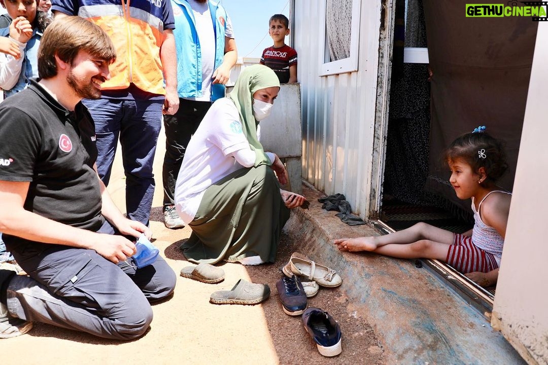 Gamze Özçelik Instagram - Allah karşımıza güzel insanlar çıkarsın. Tüm yaradılmışlara merhametle yaklaşan, attığı her adımda kul hakkına girmemek için özen gösteren insanlar. Kibir ve azametle yürüyen değil, gülümsemesi, samimiyeti ve doğallığı ile günümüzü aydınlatan insanlar olsun hayatımızda. Öyle insanlar olsun ki umudumuz hep diri kalabilsin. Umuda Koşanlar ekip arkadaşlarıma, Diyanet Vakfı Suriye temsilcisi İsmail ve canım eşine, Afad başkanı Sayın Mehmet Güllüoğlu’na , Hatay gümrük valisi Sayın Salih Altun ve bölgede bulunan Hüdai Vakfı görevlilerine, kısaca aslında bu yolda gönülden çabalayan tüm yoldaşlara selam olsun. İyi ki varsınız🌹 @umudakosanlar @mgulluoglu #Suriye #İdlib . 📷: @saidtetik