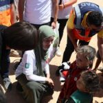 Gamze Özçelik Instagram - Allah karşımıza güzel insanlar çıkarsın. Tüm yaradılmışlara merhametle yaklaşan, attığı her adımda kul hakkına girmemek için özen gösteren insanlar. Kibir ve azametle yürüyen değil, gülümsemesi, samimiyeti ve doğallığı ile günümüzü aydınlatan insanlar olsun hayatımızda. Öyle insanlar olsun ki umudumuz hep diri kalabilsin. Umuda Koşanlar ekip arkadaşlarıma, Diyanet Vakfı Suriye temsilcisi İsmail ve canım eşine, Afad başkanı Sayın Mehmet Güllüoğlu’na , Hatay gümrük valisi Sayın Salih Altun ve bölgede bulunan Hüdai Vakfı görevlilerine, kısaca aslında bu yolda gönülden çabalayan tüm yoldaşlara selam olsun. İyi ki varsınız🌹 @umudakosanlar @mgulluoglu #Suriye #İdlib . 📷: @saidtetik