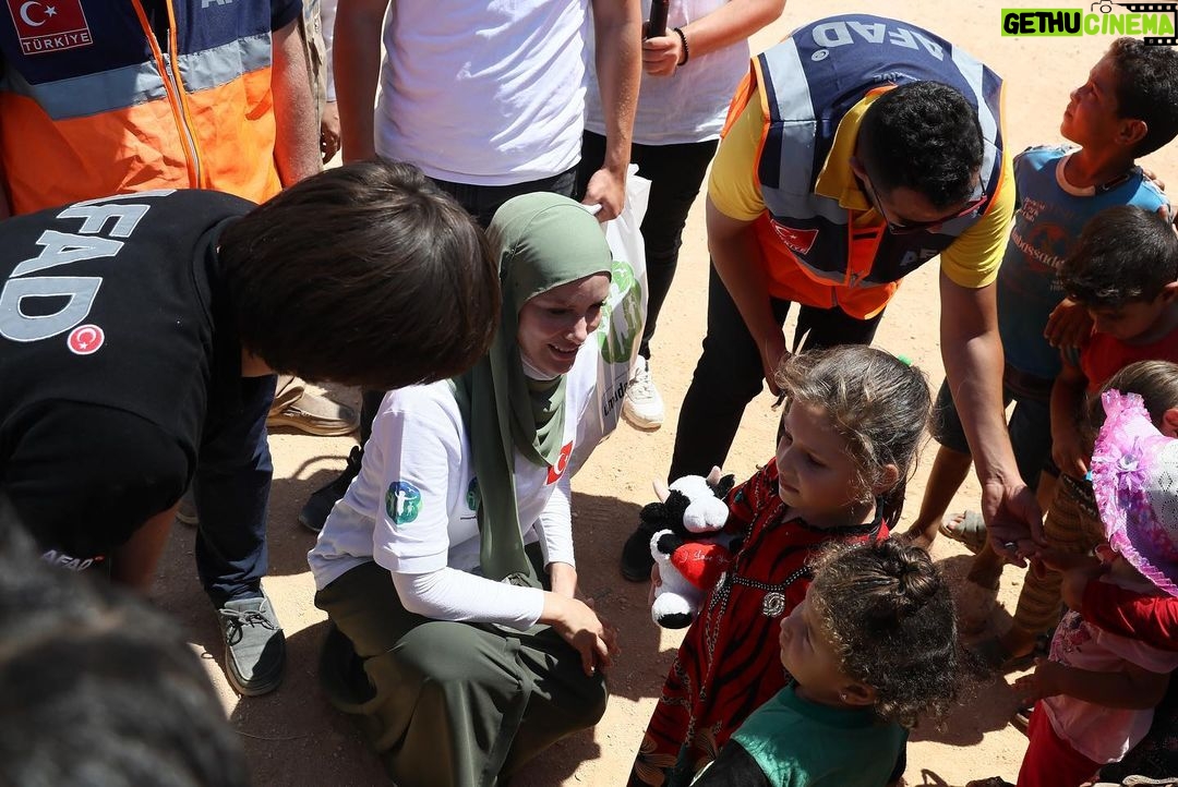 Gamze Özçelik Instagram - Allah karşımıza güzel insanlar çıkarsın. Tüm yaradılmışlara merhametle yaklaşan, attığı her adımda kul hakkına girmemek için özen gösteren insanlar. Kibir ve azametle yürüyen değil, gülümsemesi, samimiyeti ve doğallığı ile günümüzü aydınlatan insanlar olsun hayatımızda. Öyle insanlar olsun ki umudumuz hep diri kalabilsin. Umuda Koşanlar ekip arkadaşlarıma, Diyanet Vakfı Suriye temsilcisi İsmail ve canım eşine, Afad başkanı Sayın Mehmet Güllüoğlu’na , Hatay gümrük valisi Sayın Salih Altun ve bölgede bulunan Hüdai Vakfı görevlilerine, kısaca aslında bu yolda gönülden çabalayan tüm yoldaşlara selam olsun. İyi ki varsınız🌹 @umudakosanlar @mgulluoglu #Suriye #İdlib . 📷: @saidtetik