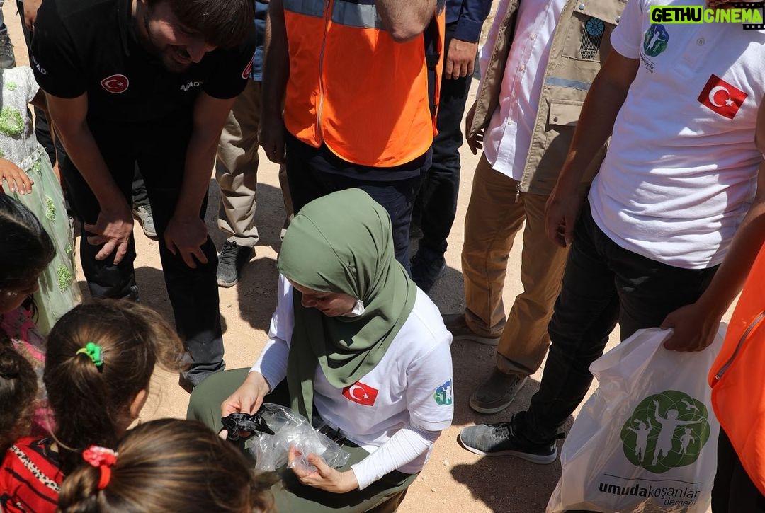 Gamze Özçelik Instagram - Allah karşımıza güzel insanlar çıkarsın. Tüm yaradılmışlara merhametle yaklaşan, attığı her adımda kul hakkına girmemek için özen gösteren insanlar. Kibir ve azametle yürüyen değil, gülümsemesi, samimiyeti ve doğallığı ile günümüzü aydınlatan insanlar olsun hayatımızda. Öyle insanlar olsun ki umudumuz hep diri kalabilsin. Umuda Koşanlar ekip arkadaşlarıma, Diyanet Vakfı Suriye temsilcisi İsmail ve canım eşine, Afad başkanı Sayın Mehmet Güllüoğlu’na , Hatay gümrük valisi Sayın Salih Altun ve bölgede bulunan Hüdai Vakfı görevlilerine, kısaca aslında bu yolda gönülden çabalayan tüm yoldaşlara selam olsun. İyi ki varsınız🌹 @umudakosanlar @mgulluoglu #Suriye #İdlib . 📷: @saidtetik
