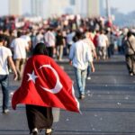Gamze Özçelik Instagram - Ya Rabb’im.. Elbet son bulacak bu dünya hayatındaki ömrümüzde, bizim de yaşamımızı ve ölümümüzü şerefli eyle. Rızan yolunda yaşat, rızan yolunda al canımızı.. Ömrümüz yoluna, dinine, vatanımıza bin kez feda olsun.. Kahraman şehitlerimizi rahmetle, gazilerimizi, o gecede göğsünü siper eden, dua ordularıyla yeri göğü inleten canlarımızı dualarla anıyoruz. Allah sizden razı olsun 🌹🌹🌹 #15Temmuz 🇹🇷