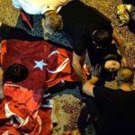 Gamze Özçelik Instagram - Ya Rabb’im.. Elbet son bulacak bu dünya hayatındaki ömrümüzde, bizim de yaşamımızı ve ölümümüzü şerefli eyle. Rızan yolunda yaşat, rızan yolunda al canımızı.. Ömrümüz yoluna, dinine, vatanımıza bin kez feda olsun.. Kahraman şehitlerimizi rahmetle, gazilerimizi, o gecede göğsünü siper eden, dua ordularıyla yeri göğü inleten canlarımızı dualarla anıyoruz. Allah sizden razı olsun 🌹🌹🌹 #15Temmuz 🇹🇷
