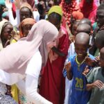 Gamze Özçelik Instagram - Beni masum gönüllerde arayın diyen Rabbim.. Seni mazlumun duasında, yetimin gülüşünde buldum. Artık senden büyük sevgili, yolundan büyük sevda yoktur bize...❤️ @umudakosanlar #UmudaKosanlar #UmutPınarları #Chad #Cameroon . 📷: @yavuzatalaycomtr @huseyintuncabayin