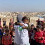Gamze Özçelik Instagram - Benim için aşk dolu geçecek bir haftasonunun ilk dakikalarıydı.. ♥️ @umudakosanlar #Love #Syria #İdlib 🎥: @yahyametin إدلب - Idlib