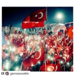 Gamze Özçelik Instagram - #Repost @gamzeozcelikk O karanlık geceyi aydınlığa çıkaran, üzerimize oynanan oyunları bozan Allah'a Hamd-ü Senalar olsun. Ya Rabbim, şehitlerimize rahmet eyle. Gazilerimizi, o gece ve her daim vatanını korumak için canını ortaya koyan kardeşlerimizi, sabahlara kadar dualar ederek, ayetlerinle üzerimize koruma kalkanları ören canlarımızı razı olduğun kullarından eyle. Bizi vatansız, bizi yurtsuz, bizi ruhsuz, bizi SENSİZ bırakma Allah'ım... 🙌🏻 ❤️#15Temmuz #15July #History "Onlar tuzak kurdular. Allah da tuzak kurdu. Allah, tuzak kuranların en hayırlısıdır." /Al-İmran-54 ☝🏻