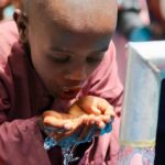 Gamze Özçelik Instagram - Bin kere yaşasam, bin kere izlesem doymuyorum sana Umut Pınarları.. İçinde çoşku, kahkaha, aşk, maneviyat, dua, şükür herşey var 💙 #Repost @umudakosanlar Bizimle gülümsemeye var mısınız? Ömrü su yollarında geçen kardeşlerimiz için, geçtiğimiz ay tamamladığımız “Umut Pınarları 2.Etap” açışlarını bir videoya sığdırmaya çalışmamız kolay olmadı. Dile kolay, 1 haftada 2 ülke, 23 köy, 23 kuyu açılışı. Oyunlar, kahkahalar, dağıtımlar, diktiğimiz fidanlar, sinema gösterisi, büyük bir çoşku ve daha neler neler.. Şimdi sizi bu çoşkuyu bizimle paylaşmaya davet ediyoruz. İyi seyirler ❤️ #UmudaKosanlar #UmutPınarları #Etap2 #Chad #Cameroon #Africa #WaterWell #Love #Enjoy #Fun . Video🎥: @selmanurluca Kapak fotosu: @huseyintuncabayin