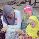 Gamze Özçelik Instagram - Bazı hayatları gördükçe, Allah’ın bana nasip ettikleri karşısında nasıl şükredeceğimi şaşırıyorum. Verdiklerinin karşısında layık olabilecek miyim bilmiyorum. Gücüm ne kadarına yetecek bilmiyorum. Bildiğim bir şey varsa, o da açtığı bu yola aşkla sarıldığımdır. ‘O’nun ipine sımsıkı sarılmaktan başka neyimiz var ki?.. ❤️ @umudakosanlar #UmudaKosanlar #Albino #Africa #Tanzania #Love #Ramazan2019 Mafia Island