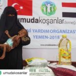 Gamze Özçelik Instagram - #Repost @umudakosanlar ・・・ İnsan olarak bu fotoğrafları paylaşmak zorunda kalmanın büyük üzüntüsünü duyuyoruz. Fakat görmemiz, farkına varmamız gerekiyor. Allah hiçbir anne ve babayı evladına karşı çaresiz bırakmasın.. İç savaşın devam ettiği, her gün beslenme yetersizliği ve hastalıklardan çocukların hayatını kaybettiği Yemen’e yardımlarınızı ulaştırmaya devam ediyoruz. Hadi yalnız olmadıklarını gösterelim..🌿 Detaylı bilgi ve bağış hesapları için; . 📞 0216 349 49 08 📱 0532 139 68 58 . Online bağış ve hesap numaraları için; . 🌐 www.umudakosanlar.org.tr #UmudaKoşanlar #AcilYardım #Yemen #Endonezya #Suriye #Arakan