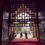 Gamze Özçelik Instagram - Ah Kudüs.. Bilmezdim taşına toprağına, havana suyuna bu kadar vurulacağımı.. Görmeden, yaşamadan anlamazdım sendeki manayı.. Şimdi içimde derin bir sızı.. Küçücük çocugumu savunmasız bir halde bırakıp, yaşadığım şehre dönmüşüm gibi bir çaresizlik, mahcubiyet... Her yerini kanser virüsü gibi sarmış vicdansızlar, ahlaksızlar Kudüs’üm.. Boynun bükük kalmış.. Senin için yaşayanlar sana hasret kalmış, esir düşmüş ama herşeye rağmen gülümsemelerini kaybetmemiş... Biz Türkleri gördüklerindeki heyecanları ve mutlulukları ise onların umudu olmuş.. . Şimdi her yerini kemiriyorlar, insanlığın verdiği bu sınav seni tükenmeye götürüyor Kudüs’üm. Ne olur dayan, sabret.. O ölümsüz ruhun elbet yeniden özgür olacak... . Rotamızı Kudüs’e çeviren Allah’ım, sen hiçbir şeyi boş yere yapmazsın..Hamdolsun.. #freeQuds #FreePalestine 🇹🇷 🇵🇸 Özel teşekkürlerimle @sumudtr Kudüs Mescidi Aksa