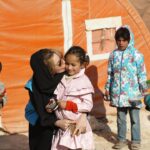 Gamze Özçelik Instagram - İşte bu gitmeler, hep bu öpücükler, hep bu gülücükler için.. ❤️ #Syria #Suriye #İdlib #Children #Orphan #Love #Peace @umudakosanlar
