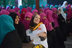 Gamze Özçelik Instagram - Hikayelerimiz farklı olsa da, hayallerimiz ve umutlarımız hep rengarenk bizim.🌷
@umudakosanlar #UmudaKosanlar #CoxBazar #Bangladesh #Orphanage #ArakanlıMülteciKampları