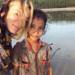 Gamze Özçelik Instagram - Nerede masum bir çocuk varsa, ben hep orayı özlüyorum...💛 #Bangladesh #Arakan #Missing #Fishergirl #Lake #Beach #Coxbazar #Tb @umudakosanlar #UmudaKosanlar