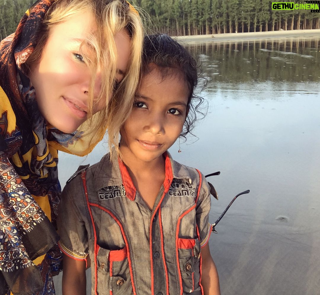 Gamze Özçelik Instagram - Nerede masum bir çocuk varsa, ben hep orayı özlüyorum...💛 #Bangladesh #Arakan #Missing #Fishergirl #Lake #Beach #Coxbazar #Tb @umudakosanlar #UmudaKosanlar