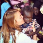 Gamze Özçelik Instagram - Geçen gene canım çikolata çekmiş.. 😬🍫 @umudakosanlar #UmudaKosanlar #Sudan #Africa #Orphan #Love 📸: @yusufeksk