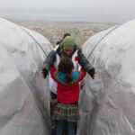 Gamze Özçelik Instagram - Sevmek için nedene ihtiyacı yoktur insanın. Sadece seversin. Bazen yolunu seversin, bazen gülüşünü, bazen masumiyetini.. Hele de çocuksa ne olursa olsun sadece seversin.. ❤️ @umudakosanlar #LoveİsEveryWhere #İdlib #Love . “Allah’ım ayaklarımızı yolunda sabit kıl”.. . 📷: @saidtetik Idlib