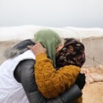 Gamze Özçelik Instagram - Sevmek için nedene ihtiyacı yoktur insanın. Sadece seversin. Bazen yolunu seversin, bazen gülüşünü, bazen masumiyetini.. Hele de çocuksa ne olursa olsun sadece seversin.. ❤️ @umudakosanlar #LoveİsEveryWhere #İdlib #Love . “Allah’ım ayaklarımızı yolunda sabit kıl”.. . 📷: @saidtetik Idlib