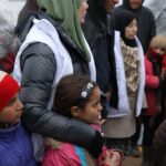 Gamze Özçelik Instagram - Sevmek için nedene ihtiyacı yoktur insanın. Sadece seversin. Bazen yolunu seversin, bazen gülüşünü, bazen masumiyetini.. Hele de çocuksa ne olursa olsun sadece seversin.. ❤️ @umudakosanlar #LoveİsEveryWhere #İdlib #Love . “Allah’ım ayaklarımızı yolunda sabit kıl”.. . 📷: @saidtetik Idlib