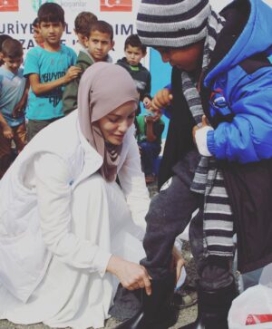 Gamze Özçelik Instagram - Biz aşkla yanmaya, hasret çekmeye, paylaşmaya, kavuşmaya ve hep daha fazlasını hayal etmeye gönüllü olmuşuz haberimiz yokmuş. Ne mutlu ki nasip olmuş. Çok şükür🌹 Bu zamana kadar yolda yoldaşım olan tüm dostlarıma muabbetle selam olsun. #dünyagönüllülergünü #worldvolunteerday @umudakosanlar #Chad #Turkey #Syria