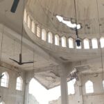 Gamze Özçelik Instagram - Şu gördüklerimiz bile bu dünyanın fani olduğunu bize hissettiremeseydi ne yapardık acaba? Ya duymaz olsaydı kalbimiz? Ya bize verilen şanın, şöhretin, malın, mülkün sahibi sansaydık kendimizi? Buralar zamanında zenginlerin yaşadığı bölgelermiş biliyor musunuz? Şimdi ise tam bir hayalet şehir. İyi ki ahiret var diyorsun burada. İyi ki.. Kim alırdı mazlumun öcünü? Kim zalime cezasını verirdi ahiret olmasa? İyi ki varsın Allah’ım. Kaymaktan, caymaktan sana sığınırız. Hamd sanadır. 🌷 . Yıllar önce Halep katliamı yaşandığı zaman içimden aka aka yazmanın nasip olduğu yazıyı bir kez daha eklemek geldi içimden. Aşağı bırakıyorum. Hayr olsun.🌹 . Yaktınız, yıktınız, iftiralar attınız, zindanlara kapattınız, üzerimize füzeler attınız, kimyasal silahlar kullandınız, bebeklerimizi yaktınız.. Siz bizi öldürdünüz de, biz öldük mü sandınız? Yaptıklarınız size güzel gösterildi de, başardınız mı sandınız? Siz yok etmeye çalıştıkça arttık biz. Artıyoruz her geçen gün hazır mısınız? Bir şeyi atladınız kalplerin sahibi vardı. Bir şeyi atladınız, hersey bir sınavdı.. Sınavı veremediniz! Mazlumun ahı yerde mi kalacak sandınız? Size verilen sürenin sonuna yaklaşıyorsunuz, hazır mısınız???..... / #Halep #Halepekoridoracilsin #Aleppo #Haleptekatliamvar #Syria #WarCrimes #AssadRegime #Arakan #Filistin #Musul #Yemen 😔 📷: @melihpilav7