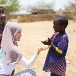 Gamze Özçelik Instagram - Beni masum gönüllerde arayın diyen Rabbim.. Seni mazlumun duasında, yetimin gülüşünde buldum. Artık senden büyük sevgili, yolundan büyük sevda yoktur bize...❤️ @umudakosanlar #UmudaKosanlar #UmutPınarları #Chad #Cameroon . 📷: @yavuzatalaycomtr @huseyintuncabayin