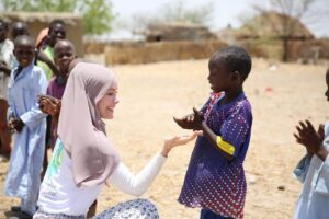 Gamze Özçelik Instagram - Beni masum gönüllerde arayın diyen Rabbim.. Seni mazlumun duasında, yetimin gülüşünde buldum. Artık senden büyük sevgili, yolundan büyük sevda yoktur bize...❤️ @umudakosanlar #UmudaKosanlar #UmutPınarları #Chad #Cameroon .
📷: @yavuzatalaycomtr  @huseyintuncabayin