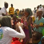 Gamze Özçelik Instagram - Şifalandıralım diye yola çıktık, gene biz şifa bulduk Elhamdulillah.. Yolumuzu açan, mazlum kullarıyla buluşturan, rızası için koşturtan Rabb’imize sonsuz şükürler olsun. Dokundurduğun her masum kalpte, baktırdığın her hüzünlü gözde, güldürttüğün her küçük bedende seni görüyoruz Allah’ım. Bu bize bir ömür yeter.🌷 @umudakosanlar #UmudaKosanlar #UmutPınarlarıSuKuyuları #Cameroon #Elhamdulillah 📷: @yavuzatalaycomtr