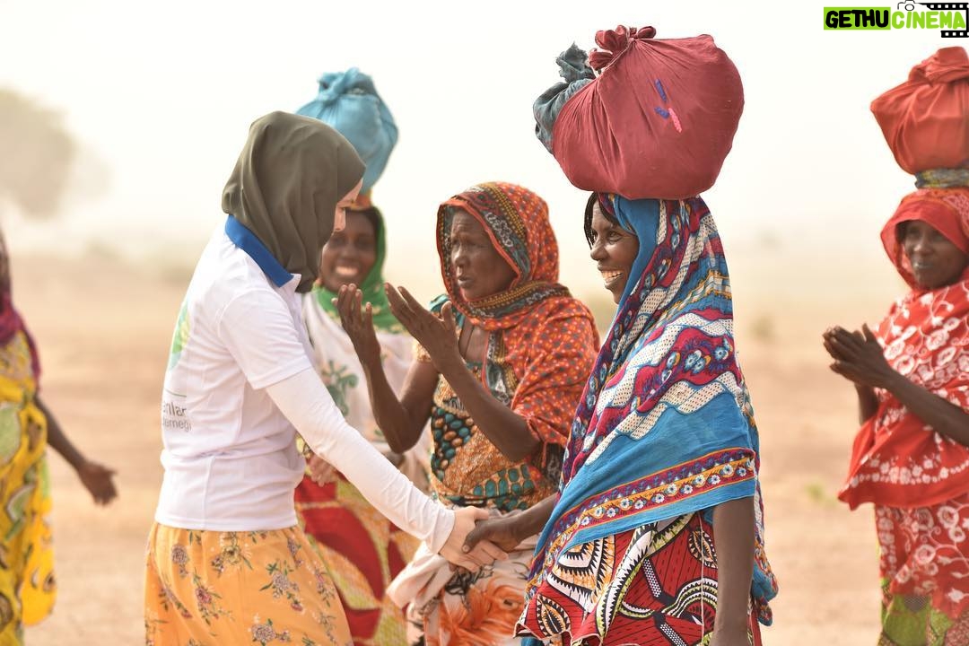 Gamze Özçelik Instagram - Ne güzel yol olmak, yolda buluşmak. Ne güzel sevmek🌹 #UmudaKosanlar @umudakosanlar #UmutPınarları #Cameroon 📷: @yavuzatalaycomtr